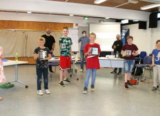 Die Kinder hatten viel Spaß bei der Programmierung ihrer Mini-Computer. Im Hintergrund v.l.: Ogün Yilmazer von der Mettmanner Jugendförderung, IT-Berater Daniel Rudolph und Jugendamtsleiter Stephan Wischnewski. Foto: Kreisstadt Mettmann