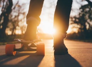 Ein Junge ist mit seinem Skateboard unterwegs. Foto: pixabay