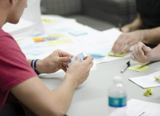 Junge Menschen sitzen für einen Ideenaustausch gemeinsam an einem Tisch. Foto: pixabay/symbolbild