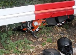 Das Motorrad rutschte unter der Leitplanke hindurch. Foto: Polizei