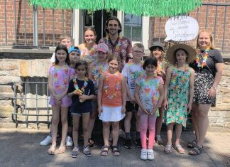 Mit einer Strandparty ging für diese Kindergruppe im Jugendhaus die Ferienwoche zu Ende. Foto: Stadt Ratingen