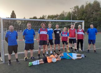 Langsam, aber im Team: Auch "Walking Football" ist ein Mannschaftssport. Foto: ME-Sport