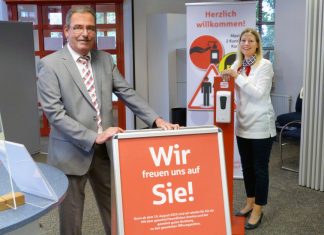 Wilhelm von zum Hof und Miriam Thömmes sind startklar und freuen sich auf die Wiedereröffnung ihrer Filiale in Düssel. Foto: Kreissparkasse