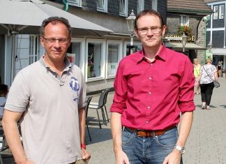 Thomas May und Bürgermeister-Kandidat Stephan Mrstik. Foto: Hans-Joachim Kling