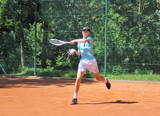 Jonas Follmann vom ausrichtenden Club TC Metzkausen zeigt sein Können auf dem Court. Foto: Peter Oldenburg