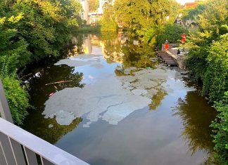Die Verschmutzung auf der Wasseroberfläche ist deutlich zu erkennen. Foto: Polizei