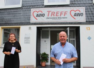 Cornelia Weimer und Peter Zwilling vor dem Treff der Wülfrather AWO. Foto: Kling