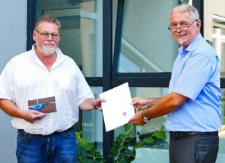 40 Jahre im Dienst: Abwassermeister Olaf Kanapinn hat von Bürgermeister Michael Beck eine Urkunde bekommen. Foto Stadt Heiligenhaus