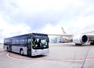 Im Bus geht es über das Vorfeld des Flughafens. Foto: Düsseldorf Airport