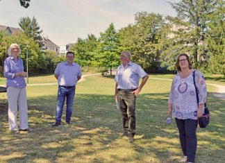 Marlies Ammann, Rainer Hübinger, Wilbert Hager und Kerstin Griese bei ihrem Treffen im Bürgerpark Tönisheide. Foto: Büro Griese