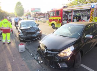 Beide Autos wurden bei dem Zusammenstoß stark beschädigt. Foto: Polizei