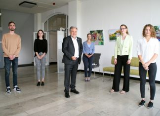 Bürgermeister Thomas Dinkelmann hat zusammen mit Katja Sowa (Mitte), Leiterin der Personalabteilung, die neuen Auszubildenden in den Verwaltungsberufen begrüßt. Von links: Ömür Mertler, Marija Valer’evna Rach, Imke Moltkau und Tamara Kriening. Foto: Kreisstadt Mettmann
