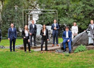 Der Ausbildungsjahrgang 2020 der Kreissparkasse Düsseldorf (v.l.n.r.): Ogannes Mirakyan, Timon Duschke, Linda Küsters, Philipp Heye, Dala Lichte, Julius Back, Pit Främke, Lara Höpner und Tobias Hube – Foto: Martina Chardin