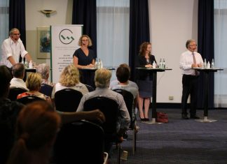 Nils Lessing (Grüne), Sandra Pietschmann (CDU/SPD), Andrea Metz (FDP) und Thomas Dinkelmann. Foto: André Volkmann