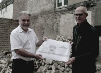 Bürgermeister Thomas Dinkelmann und Architekt Karl J. Stamm mit einer Zeichnung, auf der die Vorderansicht des Hauses Oberstraße 7 zu sehen ist. Foto: Kreisstadt Mettmann