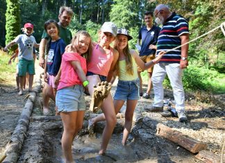 Das Feld "Matsch" übte auf die Kinder bem Entdeckercamp eindeutig die größte Anziehungskraft aus. Foto: Mathias Kehren