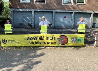 Tanja Smigoc, Projektleiterin Kreisverkehrswacht, Landrat Thomas Hendele, Schirm-herr der Kreisverkehrswacht, Ralf Schefzig, 1.Vorsitzender der Kreisverkehrswacht Mettmann. Foto: Kreis ME