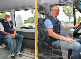Bürgerbusfahrer Andreas Piorek empfängt seine Fahrgäste hinter einer dicken Schutzfolie. Foto: Mathias Kehren