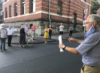 Ernesto Fernandez Saenz (r.) zeigt den Mitgliedern des Bürgerausschusses vor Ort, wo seiner Meinung nach mehr für die Sicherheit von Fußgängern rund ums Rathaus getan werden sollte. Foto: Kreisstadt Mettmann
