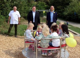 Freuen sich darüber, dass die Kinder die neuen Spielgeräte ausprobieren können: Karl-Heinz Küpper (2. Vorsitzender des Bürgervereins Metzkausen), Thomas Döring (Gebietsleiter Kreissparkasse Düsseldorf) und Vereinsvorsitzender Gregor Neumann. Foto: BV Metzkausen