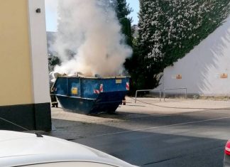 Aus dem Container stieg dichter Rauch auf. Foto: Feuerwehr Velbert
