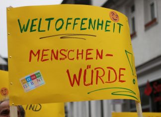 Ein Schild auf einer Demo. Foto: André Volkmann
