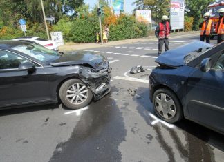 Unfall im Kreuzungsbereich: Beide Autos kollidierten frontal. Foto: Polizei