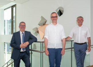 Kulturdezernent Harald Filip, der Künstler Rainer Eisch und Bürgermeister Klaus Pesch präsentierten das neue Kunstwerk im Rathaus. Foto: Stadt Ratingen