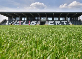 Der Rasen im Velberter Stadion ist spielbereit. Archivfoto: Mathias Kehren