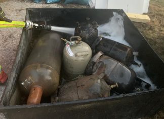 Mit lautem Knall ist bei dem Feuer in Velbert eine Gasflasche zerplatzt. Die weiteren Gasflaschen wurden zur Abkühlung in einem Wasserbad gelagert. Foto: Feuerwehr Velbert