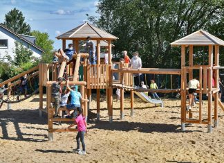 Das Klettergerüst ist bei den Grundschulkindern in Tönisheide sichtlich heiß begehrt. Foto: Mathias Kehren