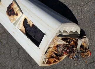 Der abgelöschte Warmwasserboiler vor dem Gebäude. Foto: FW Langenfeld