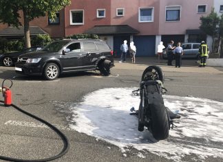 Der Fiat und die Harley Davidson wurden bei dem Crash massiv beschädigt. Foto: Polizei