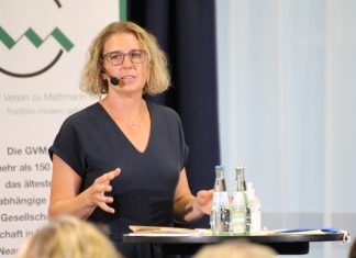 Bürgermeister-Kandidatin Sandra Pietschmann - hier bei der Podiumsdiskussion im Hotel Wyndham Garden - war zu Gast am Stammtisch der GVM. Foto: André Volkmann