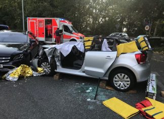 Das Dach des VW mussten die Retter komplett entfernen, um die Fahrerin schonend zu bergen. Foto: Feuerwehr Haan