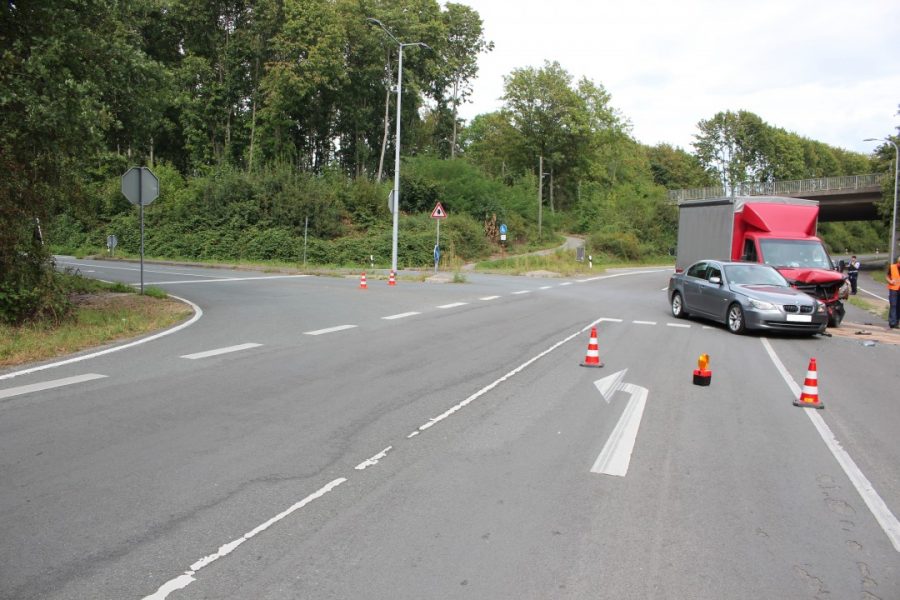 Die Unfallstelle an der Einmündung zum Lintorfer Weg. Foto: Polizei