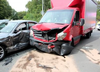 Sowohl der BMW als auch der Mercedes-Lastwagen wurden bei dem Unfall schwer beschädigt. Foto: Polizei