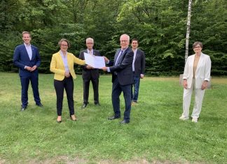 Erkraths Bürgermeister Christoph Schultz, Heimatministerin Ina Scharrenbach, Landrat Thomas Hendele, Prof. Dr. Gert Kaiser, Landtagsabgeordneter Rainer Matheisen und Museumsdirektorin Dr. Bärbel Auffermann. Foto: Kreis ME