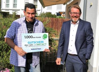 Thomas Löther hatte Glück: Als 1.000 Breitband Kunde der Stadtwerke hat er ein Komplett-Paket für ein Jahr geschenkt bekommen. Breitband-Projektleiter Dirk Fieml überreichte den Gutschein. Foto: Stadtwerke