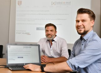Wahlleiter Gerno Böll und Fabian van Hueth, zuständig für die Entwicklung des "Lokal-o-Mats" für die Stadt Velbert, haben das neue Angebot vorgestellt. Foto: Mathias Kehren