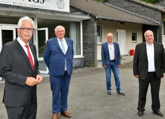 NRW Gesundheitsminister Karl-Josef Laumann (2.v.l.) in Wülfrath, Landrat Thomas Hendele (v.l.), Landtagsabgerordneter Martin Sträßer und CDU Bürgermeisterkandidat Andreas Seidler haben ihn am Paul-Ludowigs-Haus in Empfang genommen. Foto: Mathias Kehren