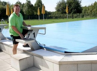 Plane drauf: Pascal Stephan, Fachangestellter für Bäderbetriebe, beendet am Freitag die Freibadsaison im Neanderbad. Foto: Stadtwerke Erkrath