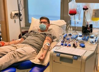 Fabian (27), Krankenpfleger im Helios Klinikum Niederberg, bei der Stammzellenspende. Foto: Helios