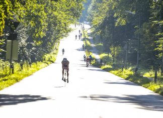Abstand ist ein Grundprinzip beim zwölften Stadtwerke Ratingen Triathlon, nicht nur wie hier traditionell beim Radfahren, sondern in 2020 auch beim Schwimmen und Laufen. Foto: Ingo Kutsche/ Stadtwerke Ratingen Triathlon