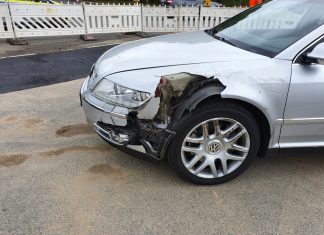 Der VW wurden bei dem Crash massiv beschädigt. Foto: Polizei