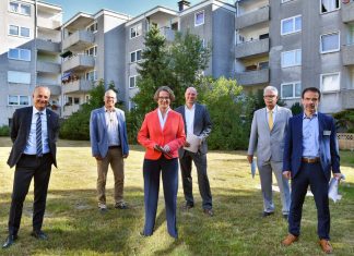 Fototermin mit Ministerin Ina Scharrenbach, (v.l.) VdW-Verbandsdirektor Alexander Rychter, Landtagsabgeordneter Martin Sträßer, Bürgermeister Dirk Lukrafka, Landrat Thomas Hendele und Spar- und Bau-Vorstandsvorsitzender Sven Karth. Foto: Mathias Kehren