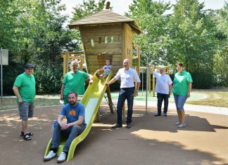 Neue Spielgeräte bieten vor allem kleineren Kindern mehr Möglichkeiten auf dem umgestalteten Spielplatz im Langenhorst. Bürgermeister Dirk Lukrafka (3.v.r) und Dennis Schieferstein von den TBV (sitzend) mit Vertretern des Langenhoster Bürgervereins bei der offiziellen Spielplatzeröffnung.
