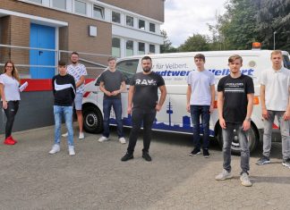 Bärbel Krohn, die Ausbildungsverantwortliche der Stadtwerke Velbert mit Elias Jahner, Niklas Paschka, Bastian Friedrich, Can Saglam, Leonidas Grob, Marwin Kotterheidt und Elias Kessenbrock (v.l.). Foto: Stadtwerke