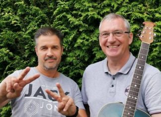 Das Duo "TraX2RelaX" bringt Mainstream-Songs und Balladen auf die Bühne. Fotorechte: Künstler