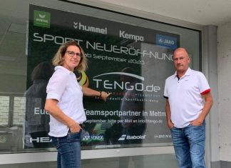 Sandra Pietschmann begrüßt Udo Ingenpass in Mettmann. Foto: Tengo